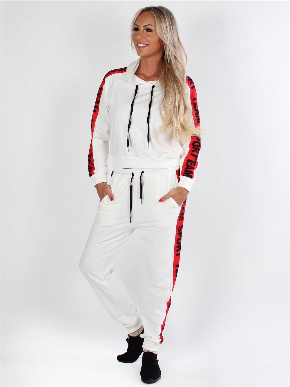 Santina - Sort joggingsæt med tekst langs siderne